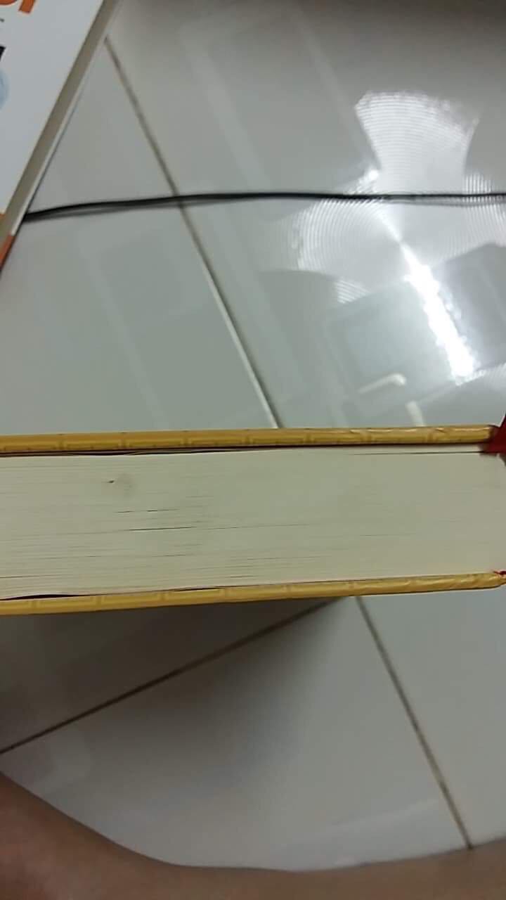 Mình mặc dù chưa đọc 
Chưa biết nội dung thế nào nhưng mình không hề hài lòng về sản phẩm
 mình là người tuy không phải là người cực kì yêu sách hay gì nhưng đối với mình thì việc đầu tiên sách phải thẳng bìa sách phải mới nhưng khi nhận sản phẩm thì mình cảm thấy vô cùng thất vọng vì bìa sách thì bị cong nhăn ( như hình vẽ ),những trang sách không được thẳng và phần đáy của sách bị bẩn , tuy mình không biết sách có nội dung giống như mong muốn hay không nhưng việc giao sản phẩm như vậy là làm mình khá thất vọng
Xin lỗi vì đánh giá một sao và mong bên nhà cung cấp chú ý lần sau