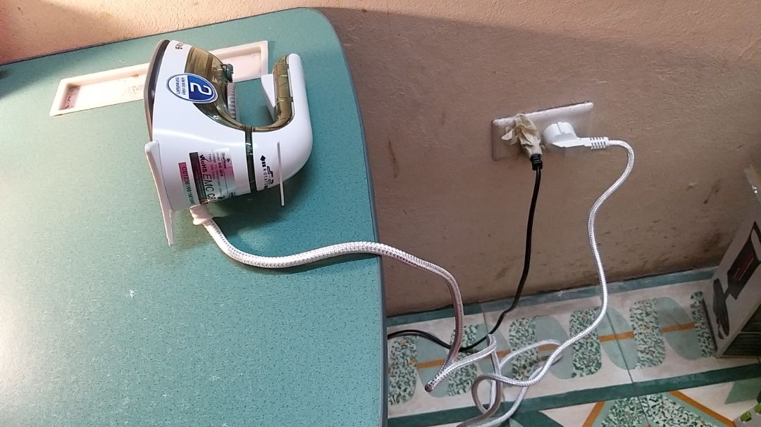 Mình vừa nhận sản phẩm, lúc mở ra thì đã thấy sản phẩm ở ngoài vỏ nilon, nilon đã bị xé từ lúc nào, ác thứ lộn xộn chứ ko phải hàng nguyên si. Lúc cắm thử thì ko thấy lên đèn và ko hoạt động luôn (nhìn ảnh sẽ thấy) mặc dù đã cắm thử mấy ổ, đọc kĩ sách hướng dẫn và kiểm tra kĩ loại dòng điện, vẫn để auto 220V. Đề nghị đổi hàng cho mình. Lần đầu tiên mua hàng điện tử trên mạng, chắc từ nay xin cạch!