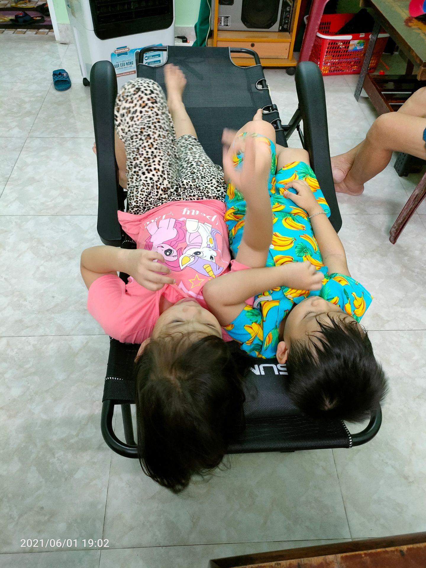 Vừa nhận ghế hồi trưa, thấy hài lòng vì cảm thấy có vẻ chắc chắn, dễ sử dụng. Lâu dài chưa biết có bền ko nhưng hiện tại thấy ok. Đem sang cho ông nội nằm xem ti vi vì ông bị đau lưng, ngồi lâu ko được. Định mua thêm 2 cái mà thấy giá tăng nên thôi (2 cái là mất thêm 500k), chắc tìm loại khác. Vừa nhận ghế hồi trưa, thấy hài lòng vì cảm thấy có vẻ chắc chắn, dễ sử dụng. Lâu dài chưa biết có bền ko nhưng hiện tại thấy ok. Đem sang cho ông nội nằm xem ti vi vì ông bị đau lưng, ngồi lâu ko được. Định mua thêm 2 cái mà thấy giá tăng nên thôi (2 cái là mất thêm 500k), chắc tìm loại khác.