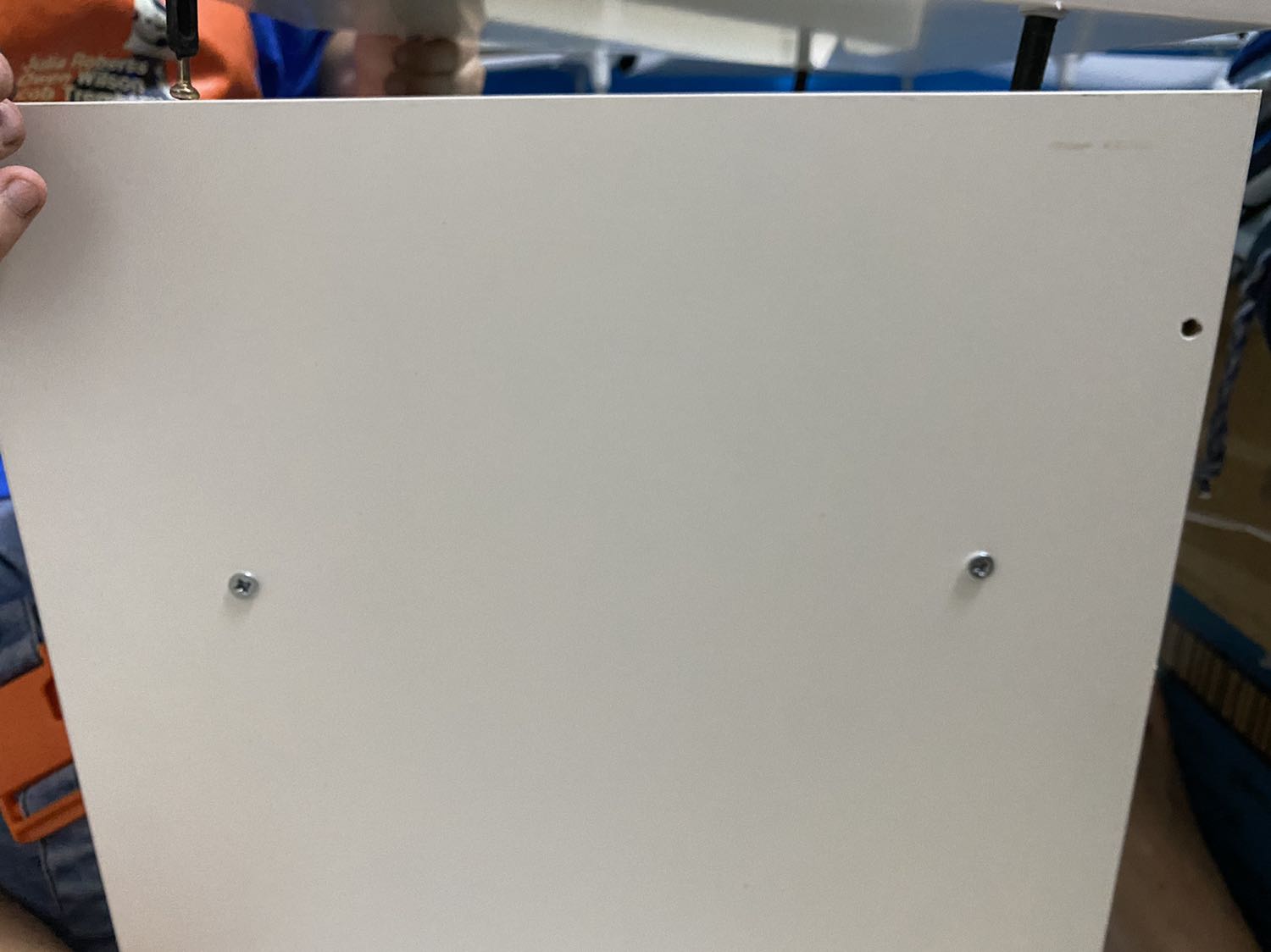 Lỗ khoan không đúng, xem clip và xem tờ giấy hướng dẫn phải lắp đi lắp lại nhiều lần tưởng mình sai nhưng thật ra do shop khoan sai. Lắp ráp thủ công rất mất thời gian và công sức, đau tay nữa nhưng gần hoàn thành mới thấy không đúng. Trải nghiệm hết sức tồi tệ. Tôi muốn trả hàng.