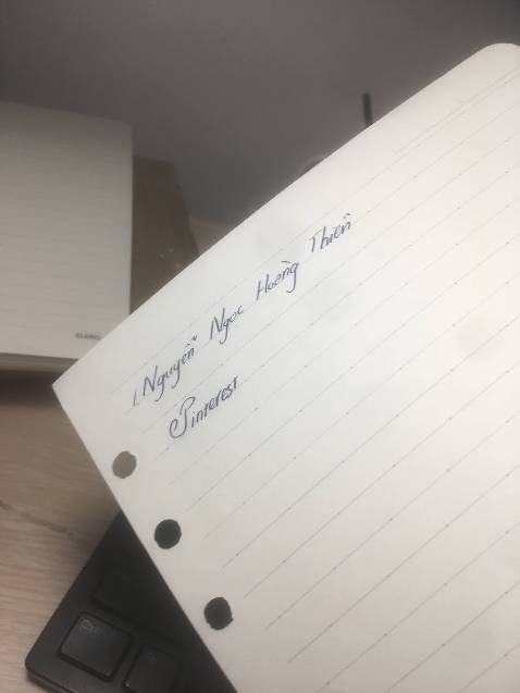 10 điểm cho chất giấy, giấy rất dày, viết thậm chí không thấy vết hằn, mặt giấy mịn, viết bút máy cực êm.
Chân ái, chân ái. 
+1 điểm vì còn là hàng Việt Nam nữa.
-1 vì lỗ giấy bấm vẫn còn hơi nham nhở chút.
Tổng kết vẫn là 10 :))))))))))))))
Nhưng thực sự rất mong bên công ty để ý phầm lỗ giấy, rất mong luôn.