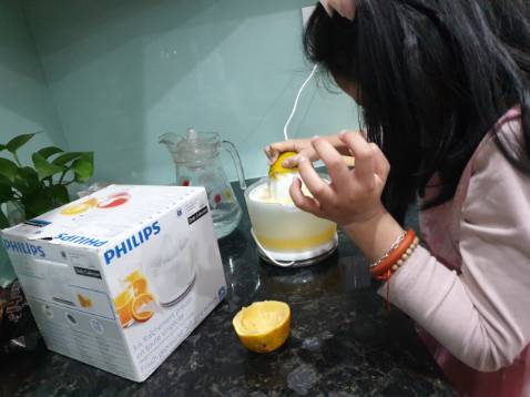 giao hàng nhanh, sản phẩm đẹp. Mình đã dùng thử, rất dễ sử dụng, đơn giản, gọn nhẹ, dễ vệ sinh và sạch sẽ. Máy vắt ko ồn, vắt kiệt và đặc biệt công suất tốt nên vắt nhanh. So với vắt tay thì tiện lợi hơn nhiều lắm.