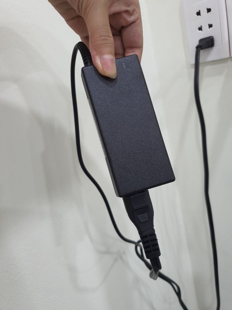 Sử dụng được đúng 1 tuần thì sạc bị nổ và tắt đèn trên cục sạc, ko còn sử dụng được nữa. Gọi tiki hỗ trợ thì ko ai trả lời toàn bắt ngồi đợi hàng giờ.