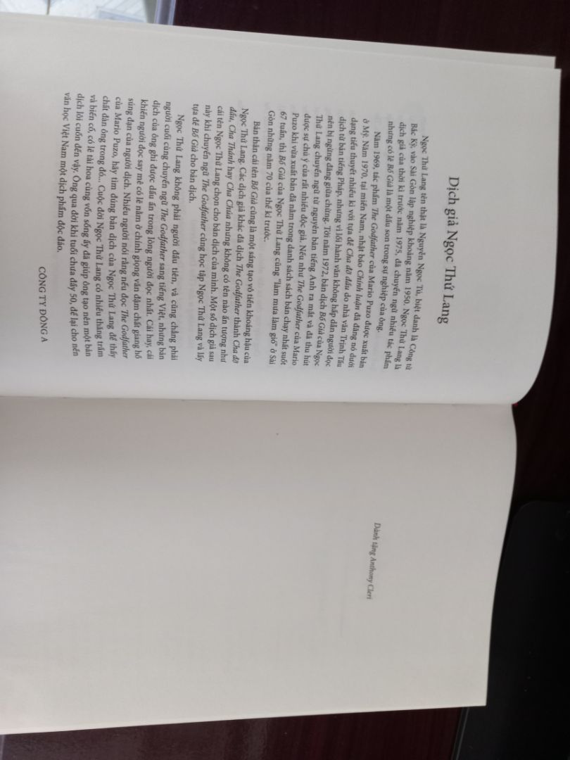 Một tác phẩm về Mafia nhưng đặc biệt đề cao tình cảm gia đình. Sự bản lĩnh và cái khí chất đàn ông mà ai cũng phải say mê, cách mà con người ứng biến trước khó khăn, biến cố bằng một cái đầu lạnh với những âm mưu, toan tính hoặc sự nóng nảy hay hèn nhát của từng thành viên đều có sức hấp dẫn riêng. Đương nhiên là không thể thiếu những bài học sâu sắc, thực tế. Đây là cuốn sách nhất định phải đọc và:  "Tiki luôn là chỗ uy tín nhất để chọn mua sách, giá tốt, giao hàng cực nhanh, chất lượng là số 1".