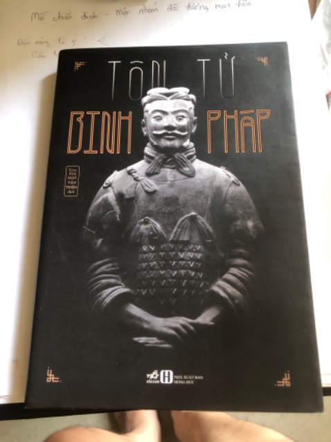 Nội dung : Tôn tử binh pháp nói về việc điều binh khiển tướng từ những cấp độ chi tiết nhất tới những điều to lớn . Cá nhân mình nghiền ngẫm vẫn thấy 1 năm rồi vẫn ứng dụng k hết . Nếu tư duy rộng ra mình có thể dùng kiến thức trong Tôn Tử binh pháp đi đánh Nam dẹp Bắc trong nhiều lĩnh vực . Nhưng mỗi rào cản là dùng từ Hán Việt và bối cảnh khá nhiều sẽ hơi rối cho các bạn mới đọc sách . Vì là dạng sách cần nhiều kiên nhẫn nên các bạn cân nhắc nha . Nhưng dùng từ “ Tuyệt tác binh thư “ thì không hề sai chút nào .