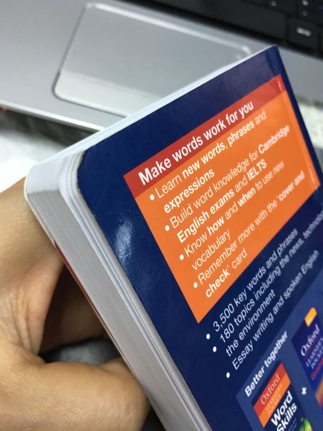 Không hài lòng với ngoại hình của sách này.
Mình tin tưởng nên không xem hàng trước khi nhận.
Mình mở hộp ra xem là cảm giác không biết nói gì.
Bìa sách bị nhăn, cũ, có rất rất nhiều vết trầy cả mặt trước và mặt sau của sách, có bụi bám, mép sách bị bị bong bong ra, bị dơ bám bẩn
Không hiểu đây là sách mới hay có phải là sách trưng bày đã bị nhiều người xem.
Không biết người đóng gói sản phẩm này có nghĩ người nhận sẽ buồn khi nhận được quyển sách không?