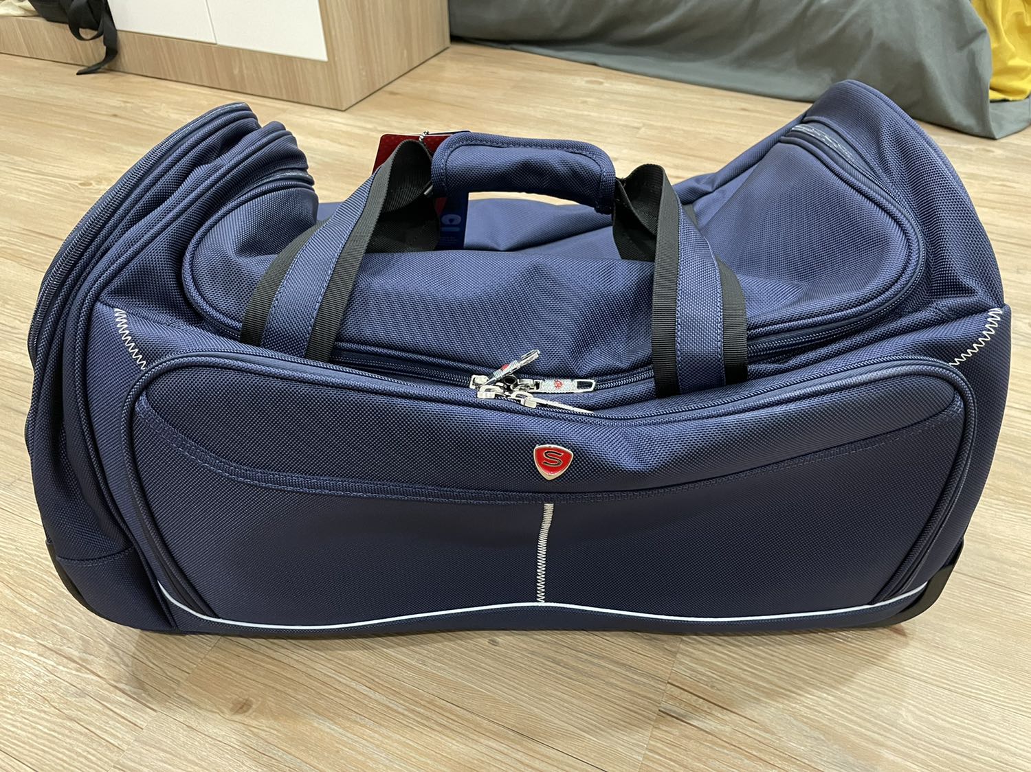 Đẹp xuất sắc. Form và chất liệu rất chất. Tay kéo và bánh xe rất êm. Shop đóng gói để giao hàng rất nhanh. Cảm ơn shop.