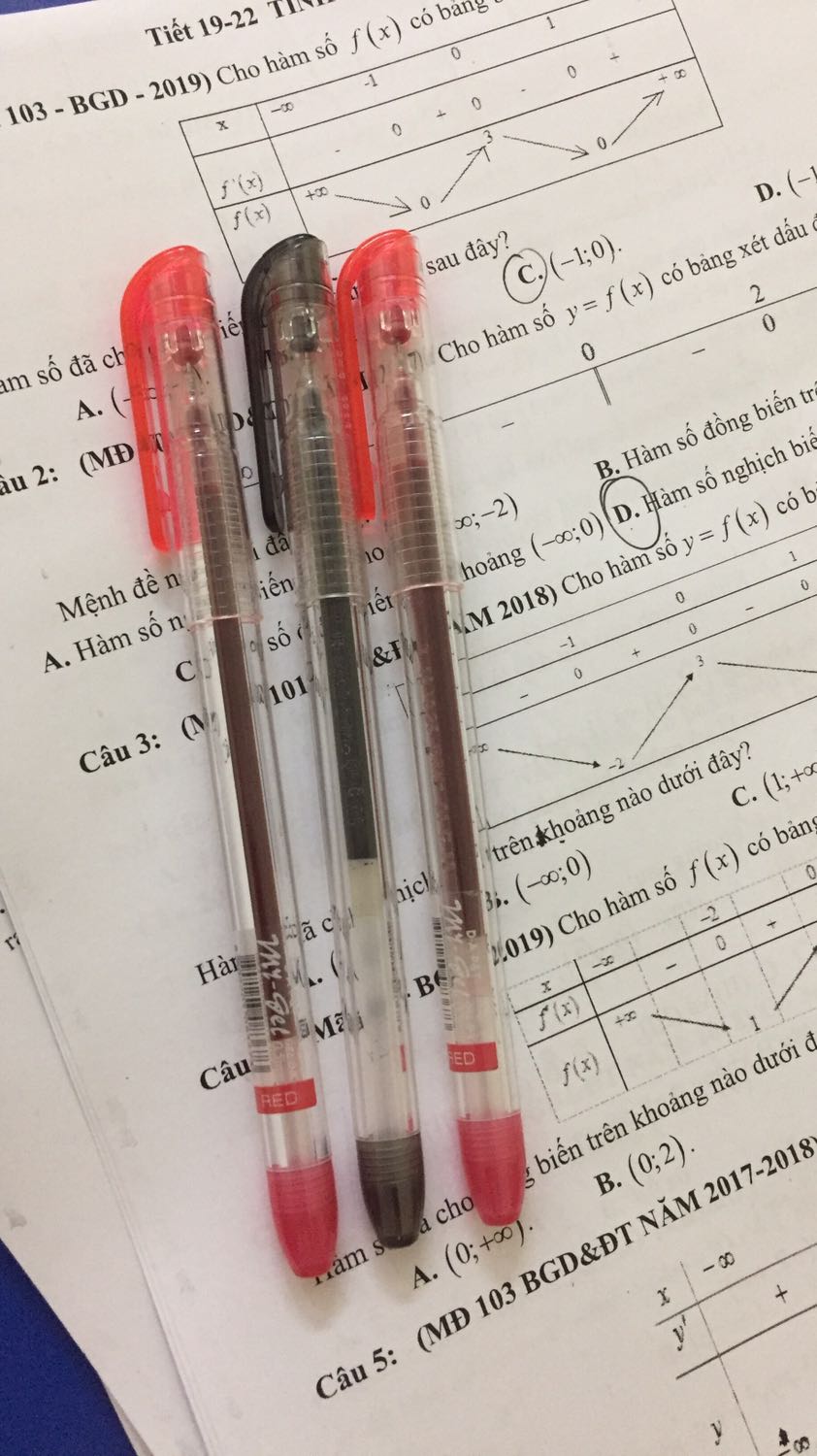 Chất lượng tốt, viết êm, mịn trơn hơn bút chữ A một tí. Mới đầu thì thi thoảng mực bị nhạt nhưng viết đến như chiếc màu đen thì mực ra đều. Chỉ là bán 2c đỏ 1c đen chứ k bán đen riêng hay 2c đen 1c đỏ vì bút đỏ ít sử dụng hơn.