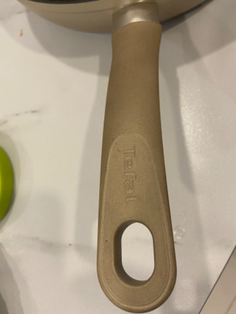 Chưa dùng nên k đánh giá dc chống dính tốt không. Nhưng cái tay cầm thì nhựa quá xấu, như là nhựa đểu. Nhìn cũ và dính tay. Mất giá trị cái chảo