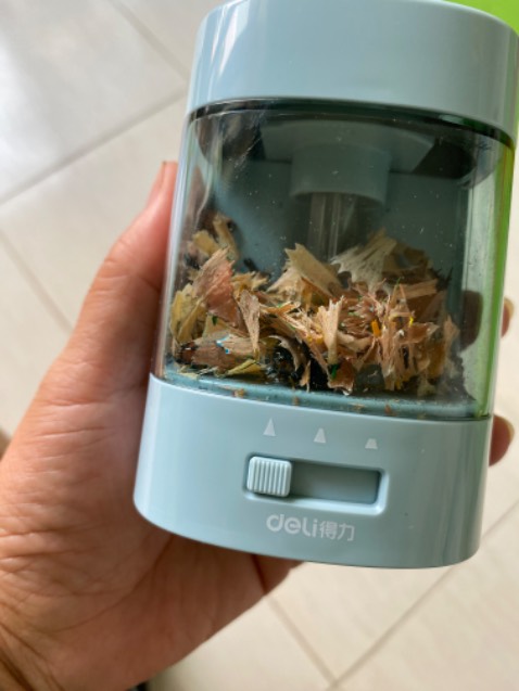 Máy nhỏ gọn, chuốt cho loại chì size thông thường (không vừa loại chì thân to), hơi yếu tí so với loại chuốt xài điện nhưng chuốt ra ngòi nhọn, không bị gãy chì, có hộc giữ vỏ chì khá to, cả tháng mới cần đi đổ. Giá giảm 10% nữa thì hợp nhất!