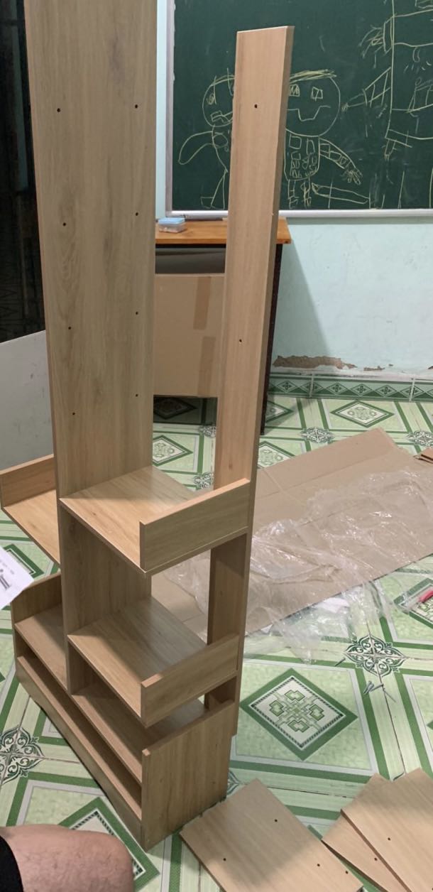 Mua sách và đồ trên tiki mấy năm nay chưa có lần nào mình không hài lòng như lần này. Bình thường tiki luôn giao sớm hơn hoặc ít nhất cũng đúng hẹn, lần này bị trễ hẹn.  Đã thế bên shop còn đưa lộn 5 tấm ván ngang cho mình. Có 8 tầng ngang cần loại ván đó thì shop chỉ đưa đúng được 3 tấm, còn 5 tấm bị sai, chỗ cần lỗ khoan để bắt vít thì k có, chỗ ván cần phẳng thì khoan 5 lỗ. Mình rất bực mình. Tính trả hàng nhưng hàng thì cồng kềnh, rồi đổi qua đổi lại rất mất thời gian nên mình đã nhờ người quen có máy khoan tự bắt vít cho. Công bằng mà nói kệ sách này sẽ rất đẹp nếu shop làm ăn cẩn thận, giao đúng hàng cho khách nhưng vì khâu xuất kho quá cẩu thả, thiếu trách nhiệm và tiki cũng chậm trễ nên mình chỉ cho 2*. Chưa kể bảng hướng dẫn lắp đặt quá sơ sài nữa