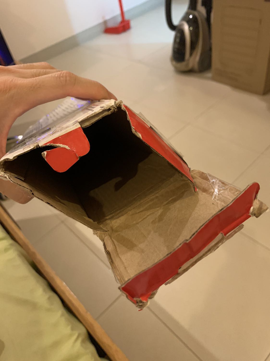 Dear Tiki customer service team,

Phản ánh chất lượng dịch vụ và sản phẩm của đơn hàng này:
Loa ko nghe được, dù đã thử cắm vào máy tính bàn và ipad có cổng kết nối jack 3.5mm, 

Vỏ hộp đóng gói là vỏ hộp cũ, móp mép đã tháo ra đóng lại nhiều lần, và không đi kèm (mất luôn) tờ giấy hướng dẫn sử dụng sản phẩm so với một hộp đầy đủ tiêu chuẩn thông thường (có clip trên YouTube), thiếu so với danh sách vật dụng bao gồm trong hộp được in trên vỏ hộp

Đánh giá uy tín shop bán sản phẩm này là kém, 
Team chăm sóc khách hàng vui lòng làm việc lại với nhà bán KoyShop về trường hợp đơn của mình, và hỗ trợ đổi sản phẩm mới không bị lỗi sớm nhất có thể!

Mong nhận được hồi âm từ Tiki sớm, cảm ơn các bạn!