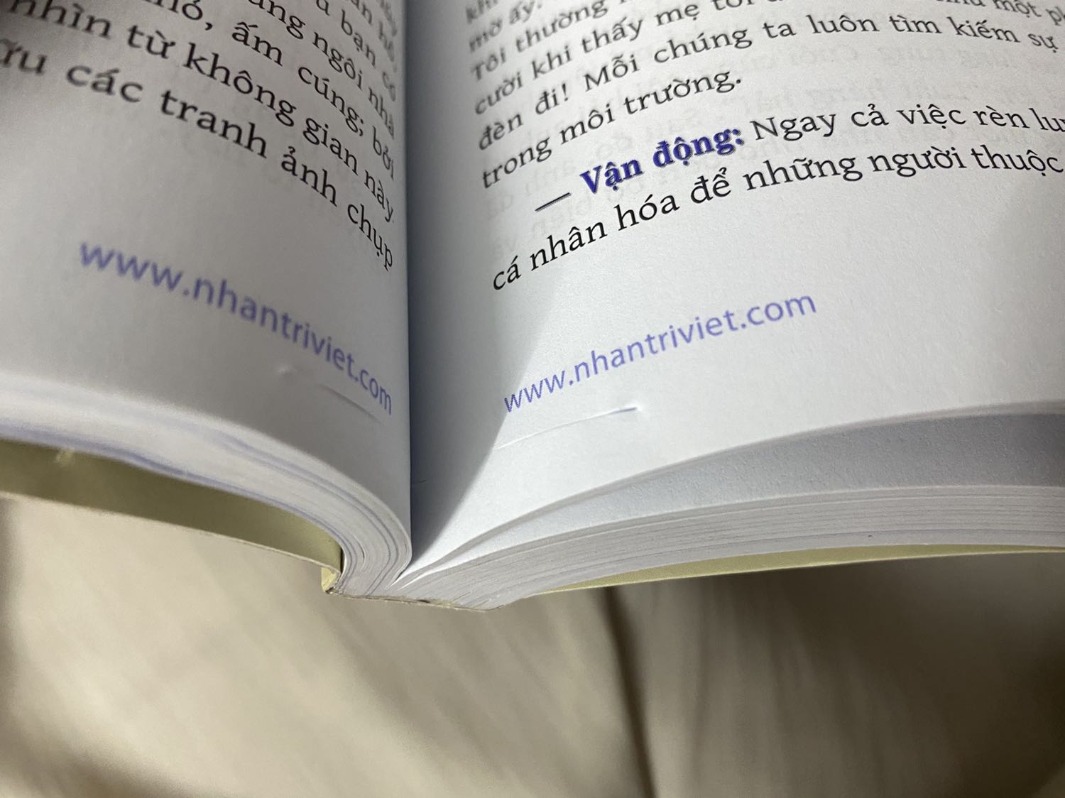 SÁCH HAY, nhưng TIKI làm việc quá tệ, giao quyển sách bị rạch góc hết nửa cuốn. Lỗi rạch sách rất nặng luôn.