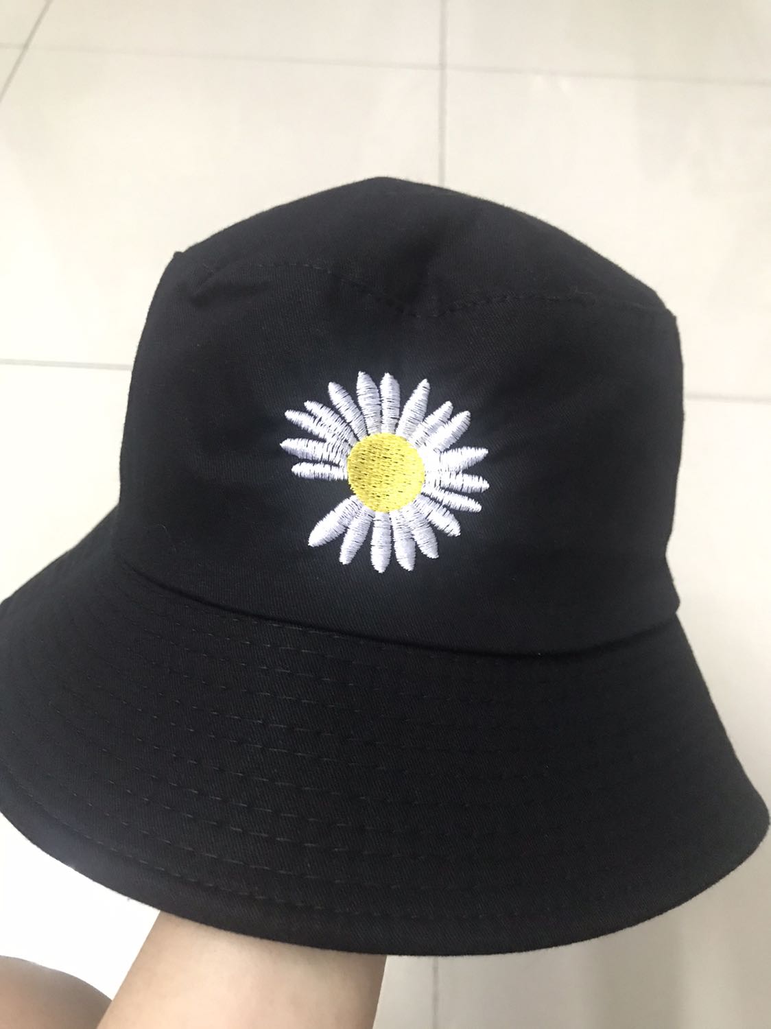 Nón đẹp, dày, nhưng hơi bé, đội vào hơi chật đầu