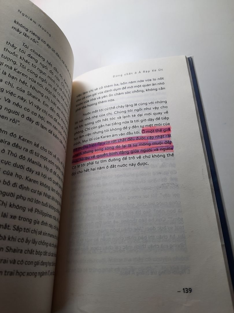 Khi đọc xong cuốn sách này mình đã phải ngay và liền viết đánh giá. Bị mê mẫn, không thoát ra bởi sự hấp dẫn, kịch tính đến nghẹt thở, chỉ ráng đọc tiếp, đọc tiếp để xem chuyện gì sẽ xảy đến. Nhiều lúc đang đọc bỗng dừng lại, rồi bàng hoàng vì không tin được đây là hồi kí, là trải nghiệm.  Những bà chủ Hồi giáo trong truyện quá khắc nghiệt, phân biệt chủng tộc, tôn giáo, mất nhân tính. Cứ bần thần vì đấu tranh giữa 2 luồng suy nghĩ là sự thật và tưởng tượng.