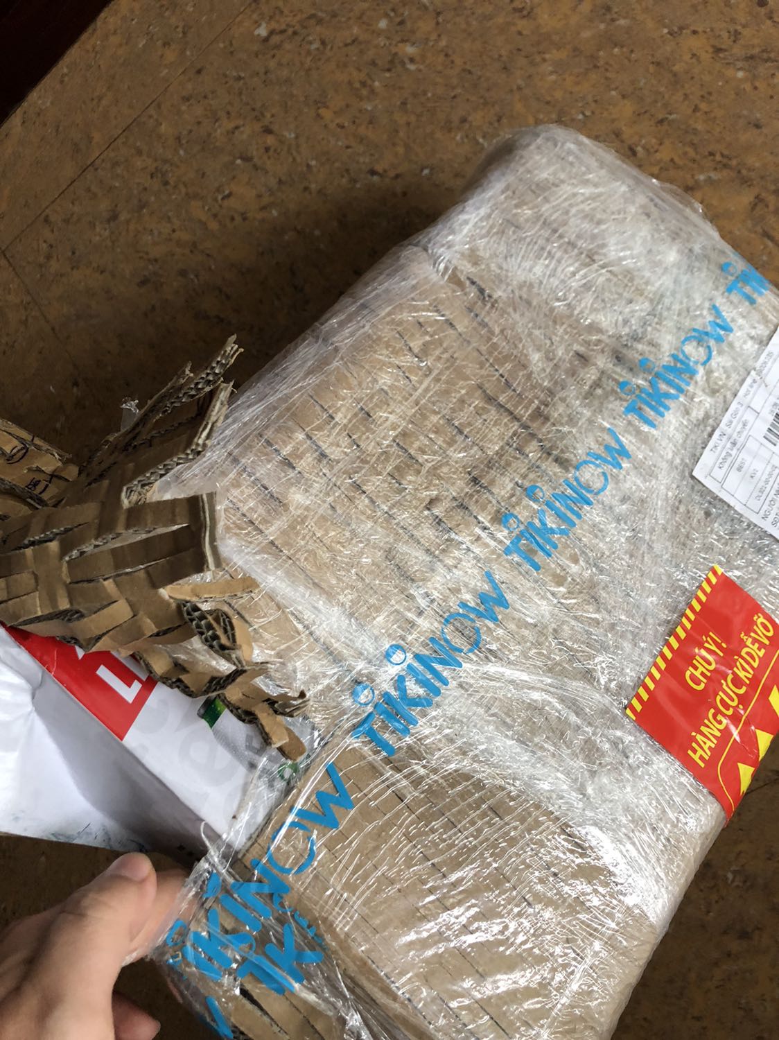 Mua flash sale đâu 2 trăm mấy
Date 4/22
*** lùn k phải *** cao nên mn để ý
Giao nhanh, nh gói hơi ẩu vì 2 đầu k quần ni***g mưa thấm vào ướt nhão cả vỏ thùng may bia k rơi ra ngoài! Nếu đem tặng thì rất bất tiện