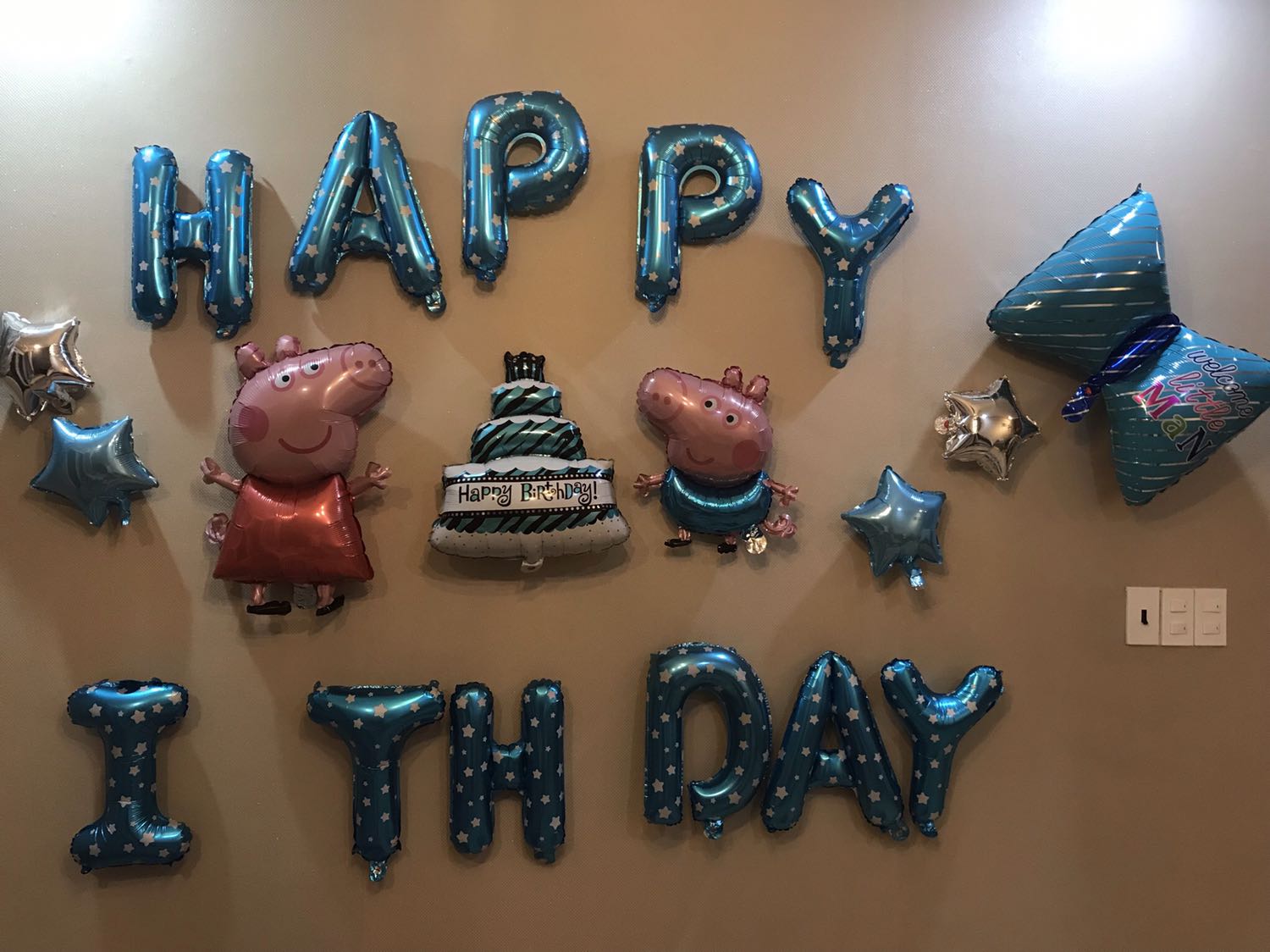 Hì hục dán cả đêm bằng loại keo dán bong bóng chuyên dụng nhưng đến sáng bị rớt xuống hết trơn. Dán lại bằng băng keo 2 mặt loại giấy trắng và cả loại xốp xanh cũng ko ăn thua. Có thể do loại giấy dán tường nhà nình chống dính nên giải pháp sau cùng là dùng dây giăng ngang và treo lên