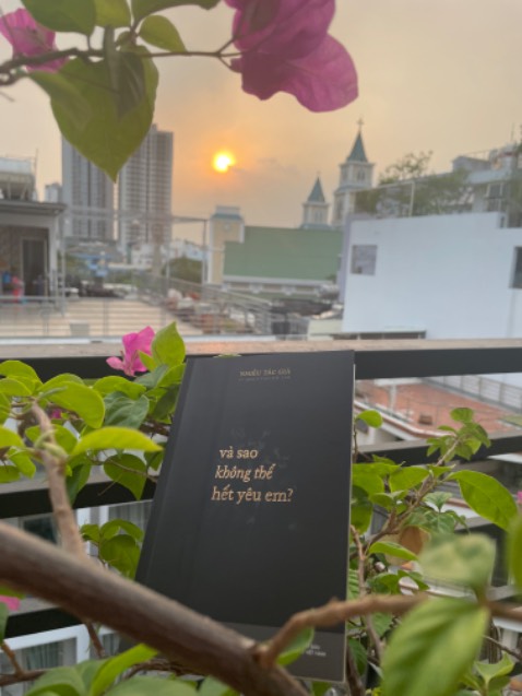 Thơ đọc khá vui, lãng mạn cũng có nhé. Nói chung có những câu mà mình đọc cười té ghế. Có những câu đọc khá thấm. Sách nhỏ gọn cỡ 1 bàn tay thôi. Mang đi bỏ túi du lịch được.