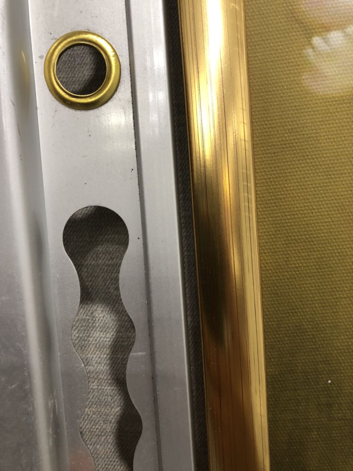 Chất lượng khung thật tệ. Đề nghị đổi khung khác chất lượng tốt hơn.