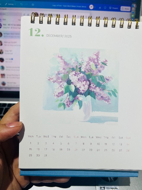 Màu sắc nhã nhặn, vừa để bàn, vừa đem theo được luôn. Tinh tế nhất lần đầu lịch bàn 2026 mà vần có tháng 12/2025 và 01/2027 nữa
Giá thì hợp lý.