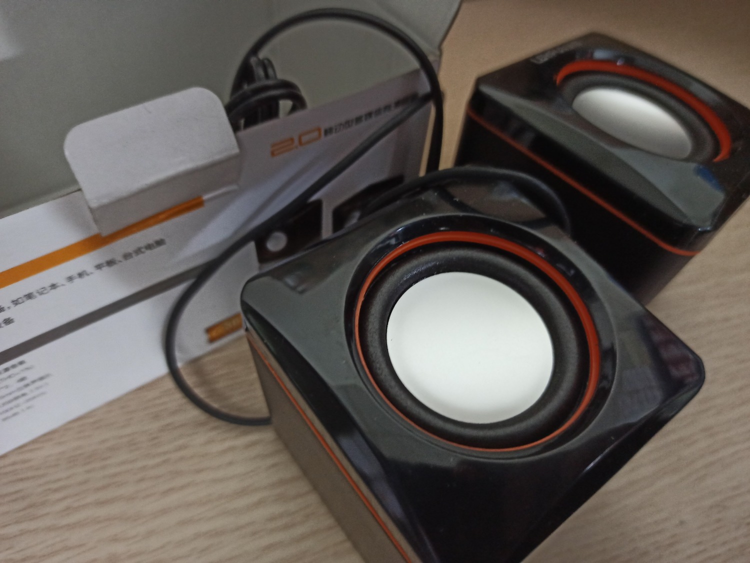 Hàng đẹp, tất cả đều OK, xài tốt, giá rẻ, chất lượng OK, các jack kết nối tốt, nhạy, loa bé, rẻ nhưng âm thanh rõ nét, làm rơi 2 lần nhưng chưa thấy bị trục trặc, shop bán hàng rất tốt, nên mua