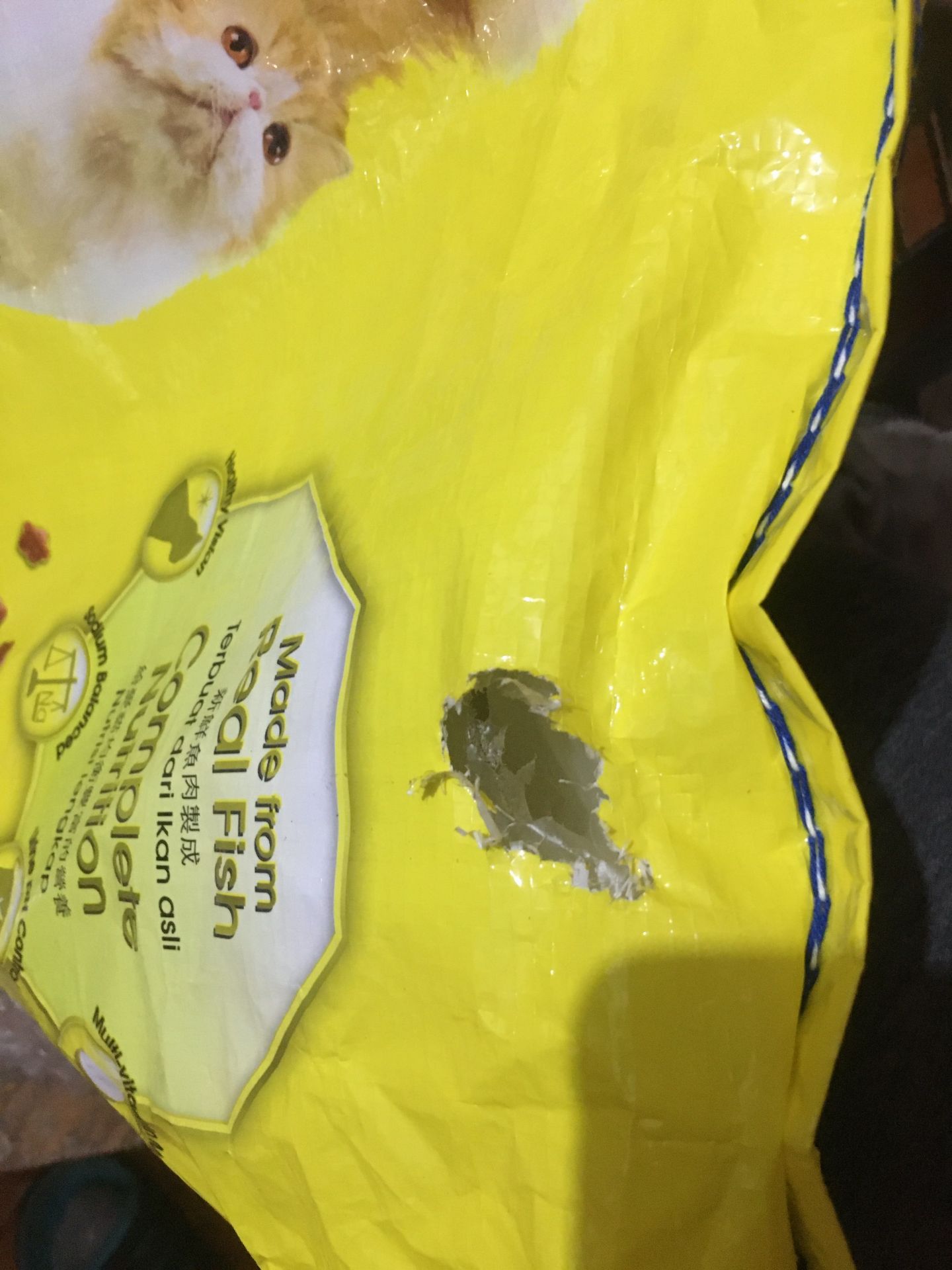 mình nhận hàng trong tình trạng như này, túi đã bị rách như chuột gặm. 7kg mà ship túi đã rách hở thế này thì liệu sản phẩm bên trong còn đảm bảo. Mình mong tiki sớm giải quyết cho mình. Mình nhận hàng tầm  khoảng 8h20 sáng 25/11, ảnh chụp ngay sau đó và đăng khiếu nại 8h30 sáng 25/11 mình nhận hàng trong tình trạng như này, túi đã bị rách như chuột gặm. 7kg mà ship túi đã rách hở thế này thì liệu sản phẩm bên trong còn đảm bảo. Mình mong tiki sớm giải quyết cho mình. Mình nhận hàng tầm  khoảng 8h20 sáng 25/11, ảnh chụp ngay sau đó và đăng khiếu nại 8h30 sáng 25/11