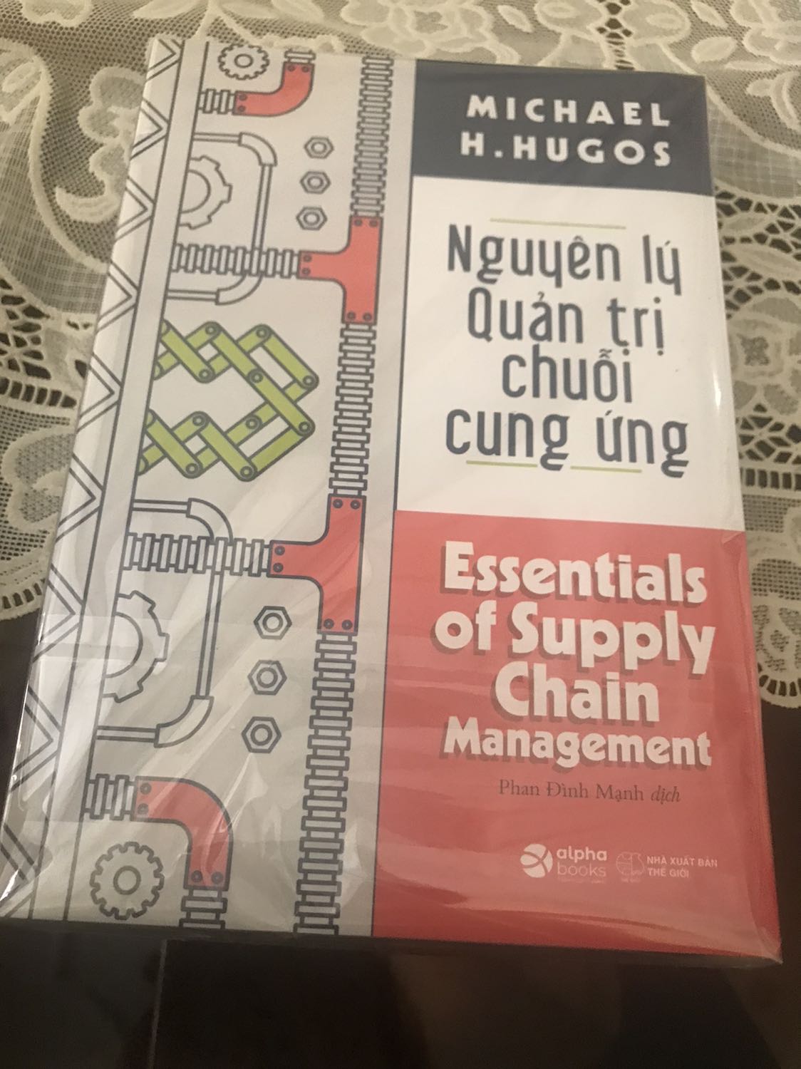 Sách giao có bao kiếng tránh cong vành. Đây là 1 trong số ít lần sách giao có giấy kiếng nên ưng lắm. Nội dung chưa đọc nên chưa đánh giá được.