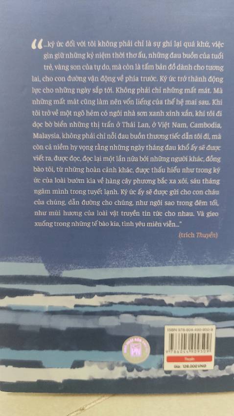 “ Chúng nói về tất cả mọi thứ trừ chính câu chuyện ấy, thế là anh viết một cách cẩu thả, không có kỷ luật, trên những tờ giấy rời, trên bất cứ tờ giấy nào anh thấy được, vứt chúng khắp nơi, anh không bao giờ có thể viết một mạch, tất cả những dòng ghi chú ấy đều là những mảnh đứt gãy, nối liên với nhau bởi một sợi dây vô hình, sự tưởng tượng, niềm hối hận, nỗi phản kháng vô hình đối với số phận, dù viết về đề tài nào thì cuối cùng anh cũng lần ra ở những rải rác ấy mạch ngầm của câu chuyện cũ..” 
Trích từ tác phầm
Khác với nhiều tiểu thuyết thường có bố cục, nội dung cốt truyện  rõ ràng, “Thuyền” là những ghi chép của tác giả dựa trên những hồi tưởng từ quá khứ xen lẫn với những cảm xúc hiện tại.   Tác phẩm là tập hợp các mảnh ký ức rời rac, nhiều chỗ lộn xộn đan xe giữa hiện thực và hư ảo. Mô típ của Thuyền có lẽ khá giống với “ Nỗi buồn chiến tranh “ của Bảo Ninh hay gần đây là “Bản chất của người“ của Han Kang. Thuyền do vậy khá kén người đọc, nó có thể hấp dẫn giới phê bình với nhiều nội dung giàu triết lý nhân sinh cùng những thủ pháp nghệ thuật khá mới mẻ, nhưng với người đọc bình dân tò mò về những sự kiện lịch sử sống động, ngõ hầu muốn chia sẻ cảm xúc về những câu chuyện bi thương thì có lẽ nó chưa đạt được như kỳ vọng.