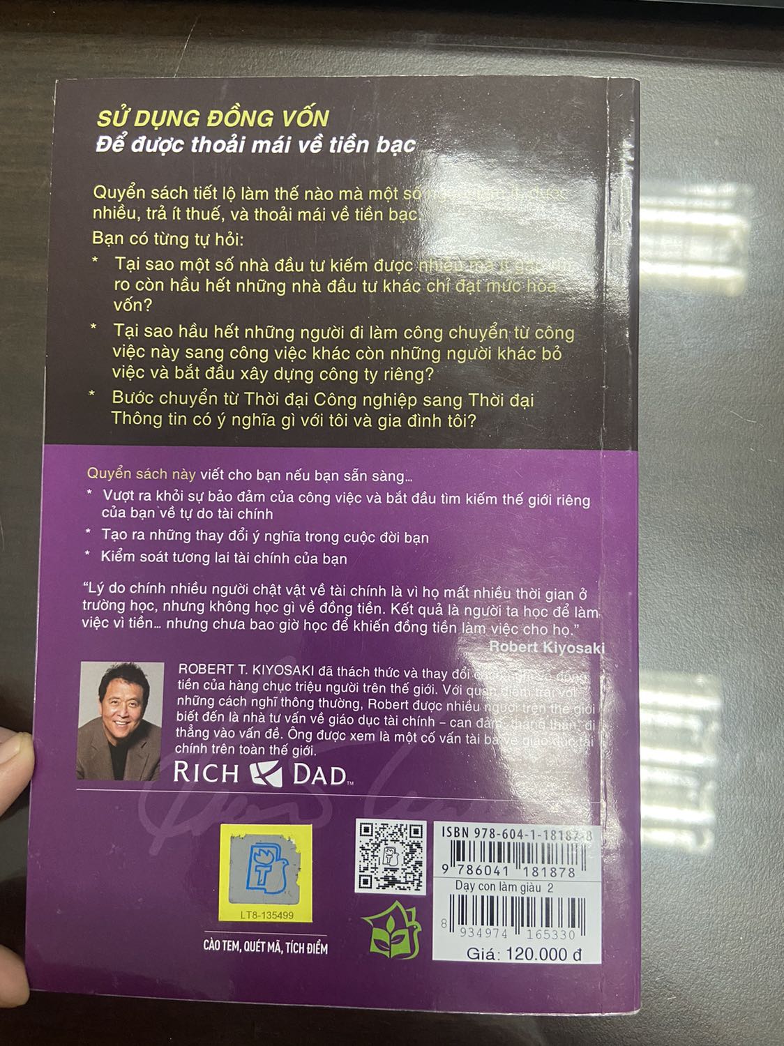 Tiki giao hàng nhanh. Về nội dung: sách đề cập đến Kim Tứ Đồ khá là hay và giải thích chi tiết. Các bạn trẻ nên đọc tham khảo cuốn này làm hành trang cho mình trong quá trình phát triển sự nghiệp. Mọi thứ bắt đầu thay đổi khi suy nghĩ và nhận thức thay đổi, Điều mình không thích ở cuốn này là nó khuyến khích tất cả mọi người chuyển sang bên phải nhưng thực tế là không cần thiết. Vẫn có thể có một sức khoẻ tài chính tốt nếu ở phía bên trái và mở rộng tiếp cận có giới hạn qua bên phải. Dù sao đi nữa thì cuốn này vẫn đáng để tham khảo khi bắt đầu tìm hiểu về tài chính cá nhân. Chúc mọi người đọc sách vui vẻ