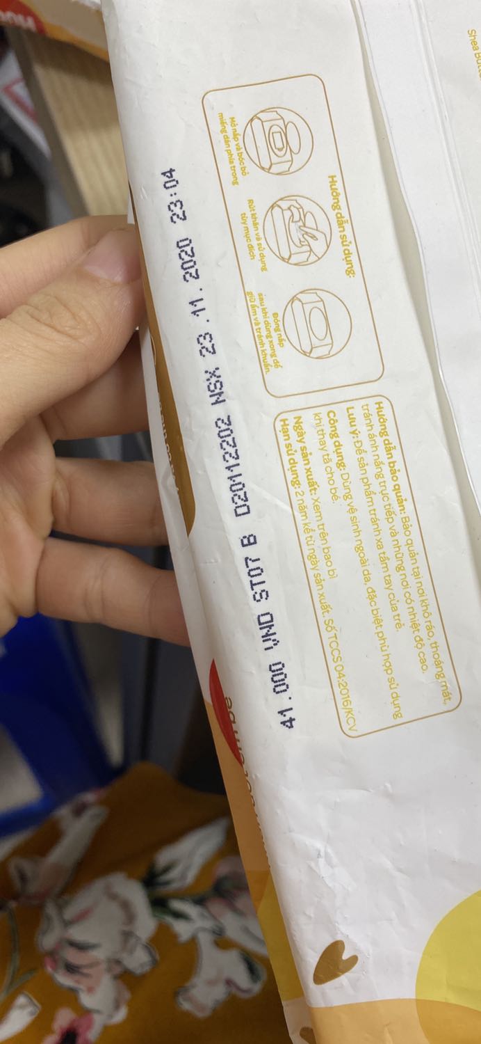 Mình mua lần 2 trên tiki nhưng mẫu lần này nhận khác lần trước
Bao bì: chữ huggies kì trước mình mua được in nổi lần này chỉ in chữ đỏ. Ngày sản xuất kì này in nhạt hơn
Mùi: hắc hơn
Chữ trên bao bì nhạt hơn
Mình không biết do đổi mẫu hay hàng này hàng chất lượng thấp
Mong được giải đáp