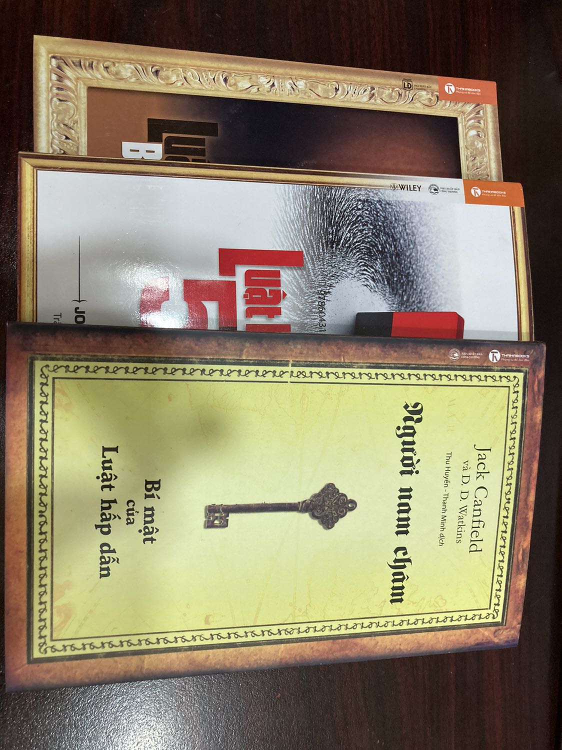 Giao hàng nhanh. Sách đẹp lắm. Nội dung chưa đọc nên chưa biết nhưng do thích luật hấp dẫn nên đặt mua lập tức kg chần chừ j nhiều. Cảm ơn shop nhiều nhiều