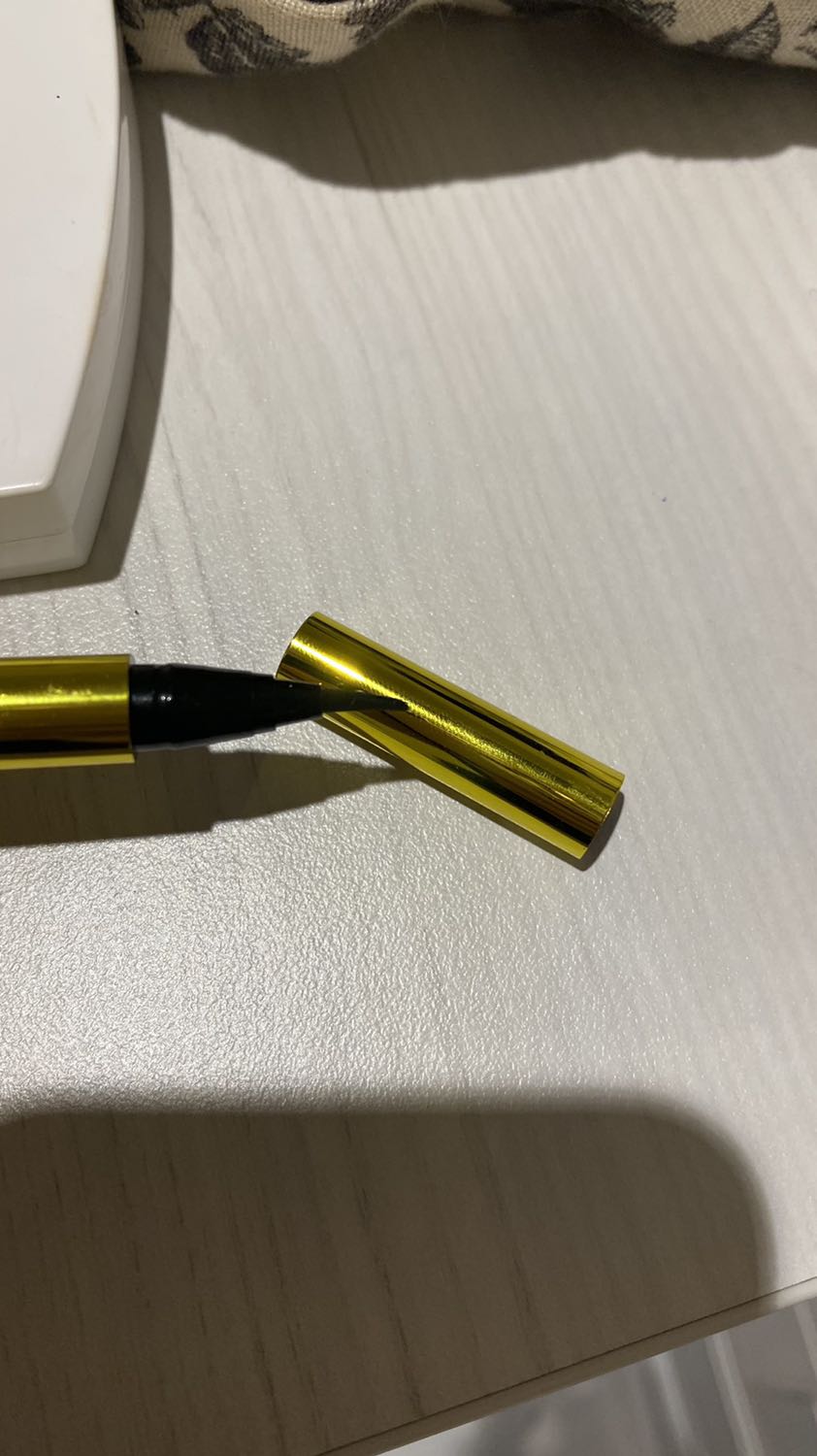 Mới mở nắp, đầu viết đã khô queo, có lắc cũng vậy, đầu chì bị tua. Nói chung rất thất vọng.