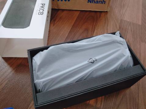 Đóng gói siêu đẹp, tưởng được tặng quà gì cơ. Loa cầm chắc tay, âm thanh khá tốt, vang, êm. Tầm này là quá ổn áp rùi