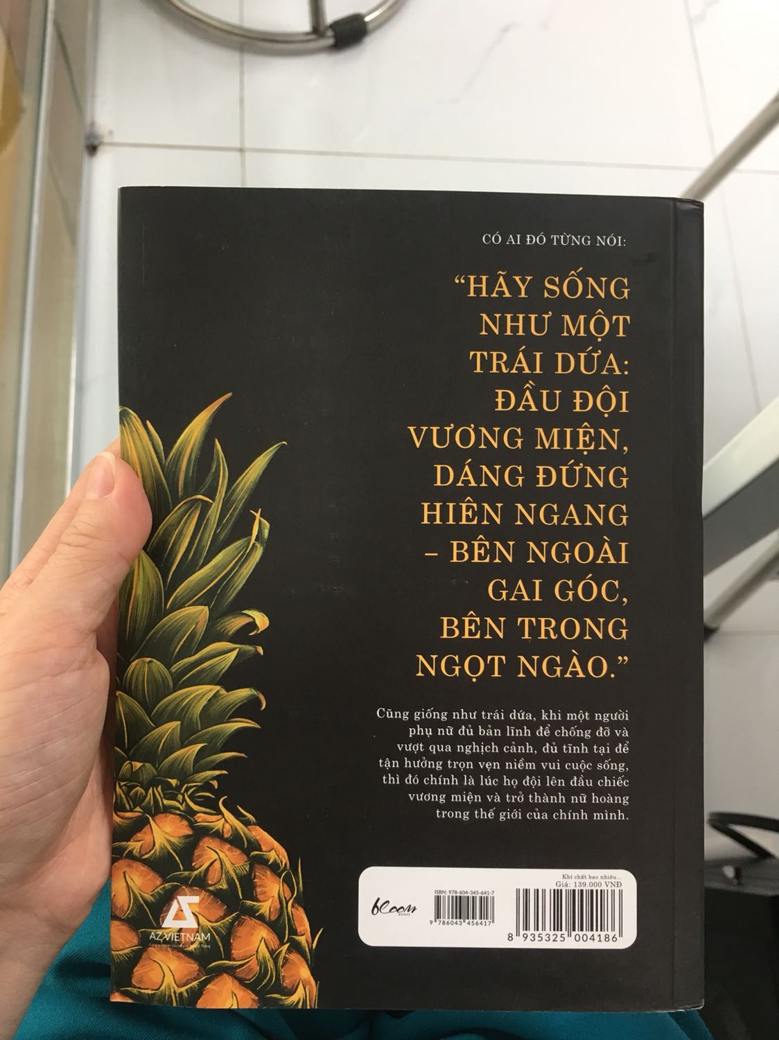 Cực kì thất vọng vì đợt giao hàng này. Sách như sách cũ, hàng chuyển từ HCM ra tận Quảng Ninh mà ko có bọc gói cẩn thận. Bìa sách có nếp gấp gập như đã dùng rồi, sách thì móp méo 🤔 bìa sách bị cọ sát nhìn rất bẩn. Chưa bao giờ phải phản hồi tiêu cực như thế này về tiki 👎🏻
