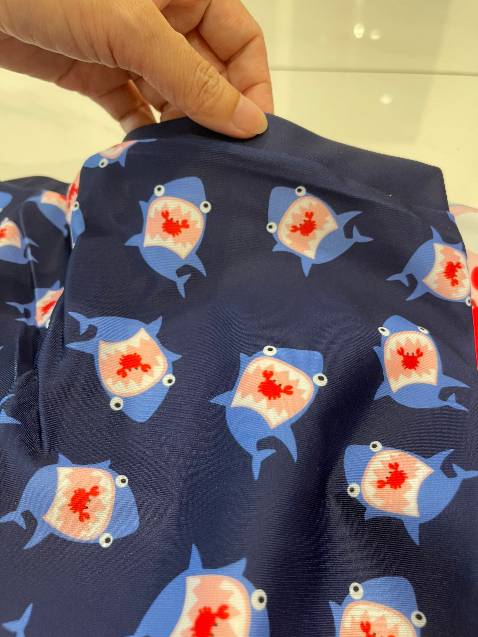 Vải đẹp, bền và mịn nhé. Size như miêu tả của TIKI. Rất hài lòng. Shop tặng kèm một kính bơi đẹp nữa. Rất cám ơn shop nhé.