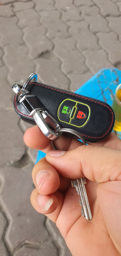 Chất như nước cất. Mình mua cả 2 nút và 3 nút thấy rất tốt, chất da đẹp đường may khôn, móc inox cực dày sáng bóng xứng với giá tiền. Mỗi tội ko có Tiki Now