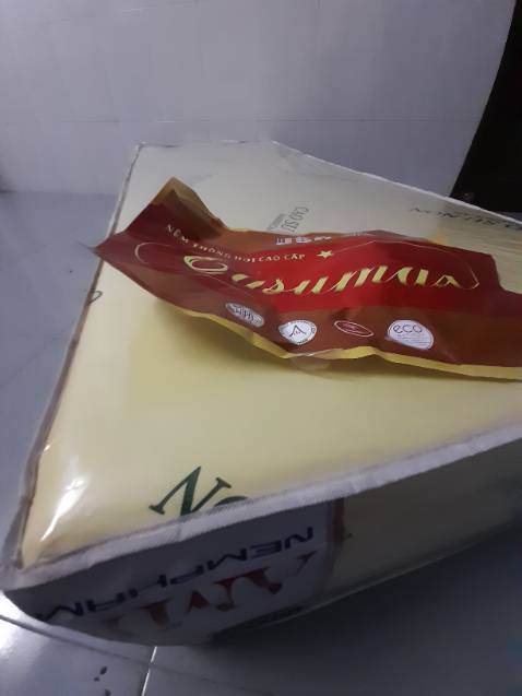 Dám giao hàng cũ cho khách, bên trong bẩn, tóc tai lung tung. Hàng không giống mẫu, bên trong là sốp chứ không phải cao su non. Yêu cần tiki xử lý nghiêm trường hợp này.