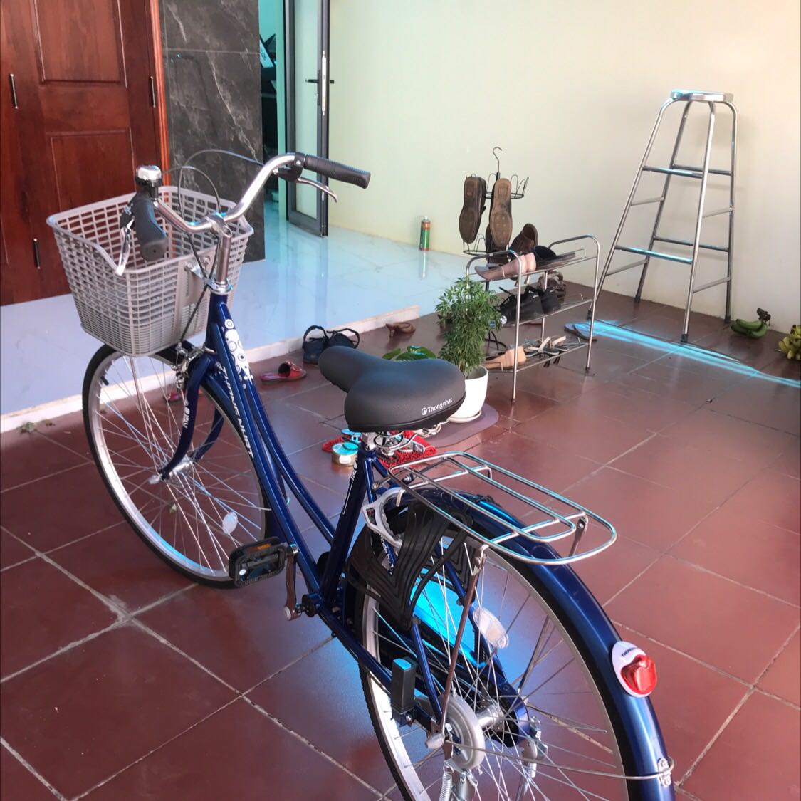 Ảnh trên tiki có tem vàng chống hàng giả; Nhận xe tìm hoài không thấy cái tem vàng đâu; không biết giải thích sao??? Hỏi shop trả lời có mã QR là hàng Thật/ Phân vân quá thống nhất ơi