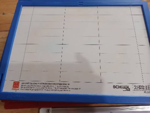 Chất liệu bảng trắng không tốt, rất khó lau sạch sau khi viết