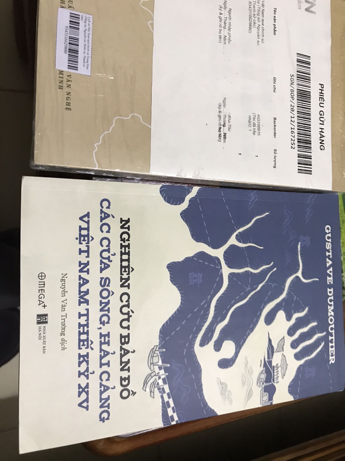 Sách cùng giao một lần với 1 cuốn khác. Cuốn kia được bọc nilon cẩn thận, còn cuốn này thì không nên bị gấp góc bìa sách. Trang đầu nhàu bẩn. Không thật sự hài lòng shop lần này.