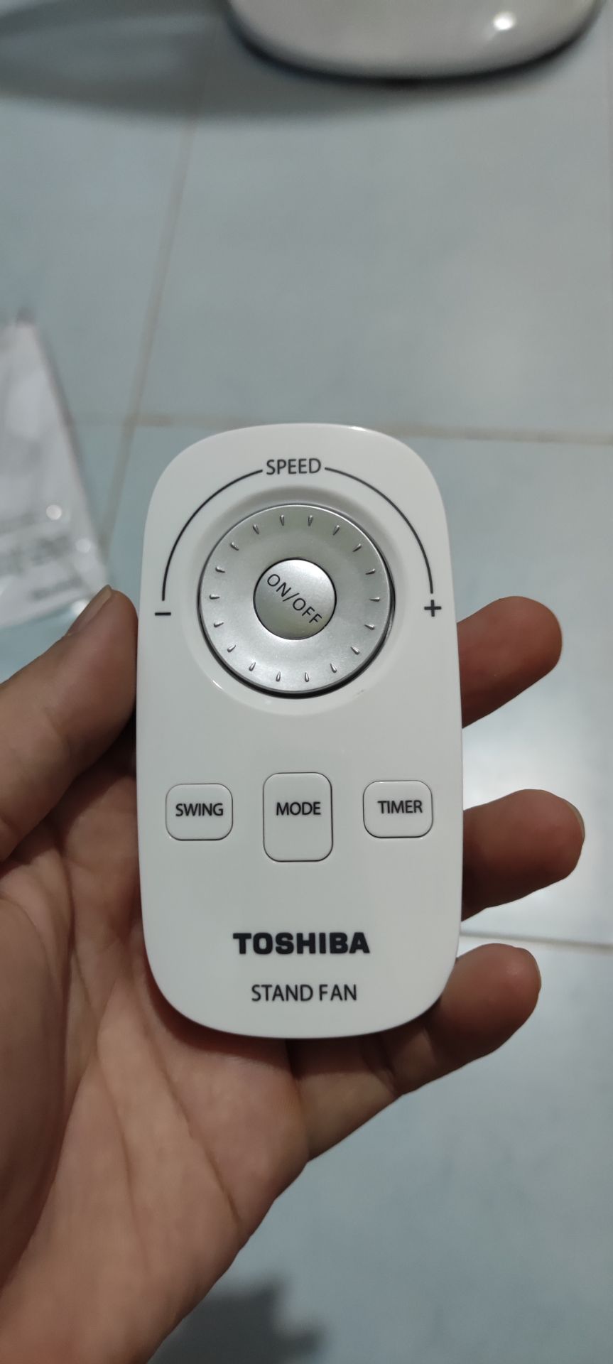 Nhà mẹ vợ mình có quạt này xài khá lâu rồi. Mình có sử dụng qua thấy thích nên mới đặt mua. Động cơ DC nên khởi động hơi chậm là điều dễ hiểu. Quạt chạy rất êm, máy mát. Mức gió tuỳ biến nhiều cấp nên phù hợp nhiều nhu cầu sử dụng, đặc biệt là nhà có trẻ sơ sinh, trẻ nhỏ. Quạt hoàn thiện tốt, cứng cáp, đế vững. Chỉ có điều mình hơi thắc mắc là phần đế thiết kế 4 lỗ gắn ốc nhưng lại kèm theo chỉ 1 cái ốc ở giữa. Kiểm tra sách hướng dẫn ráp thì cũng chỉ có 1 con ốc giữa thôi, thật khó hiểu.