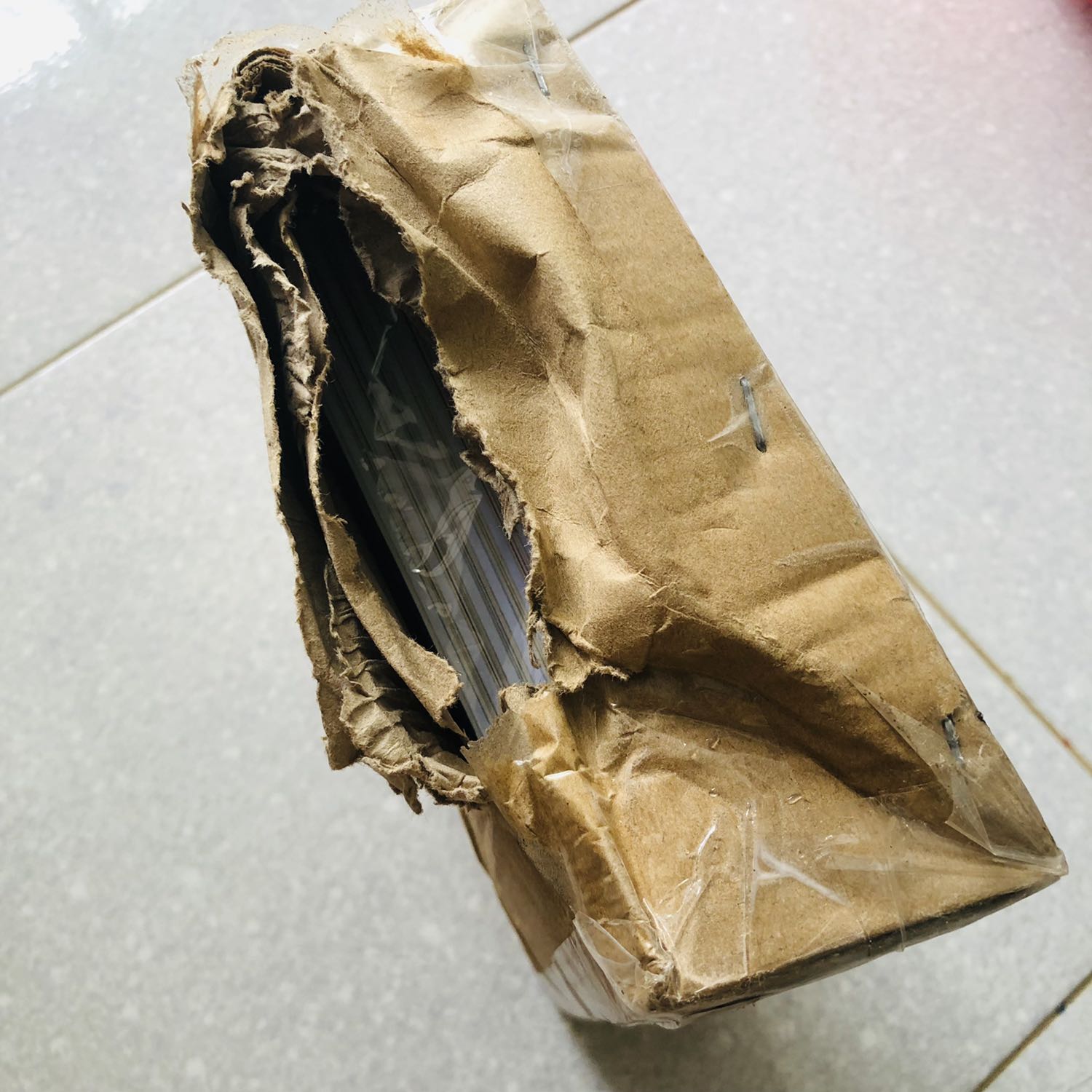 Lúc đặt hàng Tiki thong báo la giao ngày 29/10. Nhưng có khi tiki báo nhầm ko vì đến hôm nay la 6/10 mình mới nhận dc sách. 
Mới nhận hộp sách thì bị rách hộp roi. Chắc trong quá trinh vận chuyển bị rách. May là ben trong còn 1lớp nilon nên sách ko sao

Sách rất đẹp. Bé rất thich. Bìa dày dặn, giấy in va màu sắc nét. Hi vong các bạn nhỏ sẽ thích đọc về lịch sử nước nhà qua bộ sách này