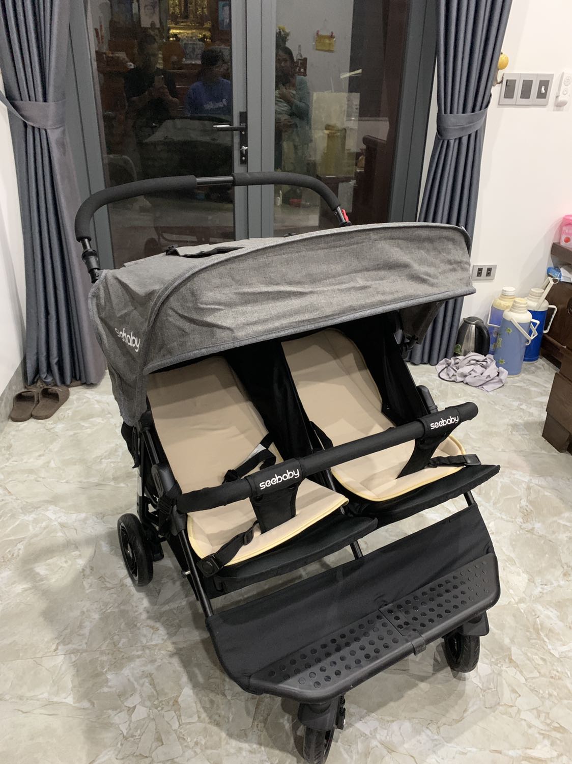 Xe đẩy chắc chắn, an toàn có khoá chống trôi xe.
Hình thức mẫu mã đẹp gọn gàng, ghế nằm tự điều chỉnh góc từ 15 - 90 độ