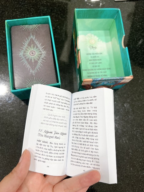 Bài chính hãng bản quyền Công ty Az VietNam. Có sách hướng dẫn kèm trong hộp. Bài size nhỏ vừa tay cầm, mình lại thích dùng size này hơn size gốc vì size gốc thì lá bài to quá, cầm cứ bị rớt bài. Hình ảnh đẹp, màu in tươi tắn. Hộp đựng đẹp và cứng cáp, nhưng lá bài thì không dày lắm.