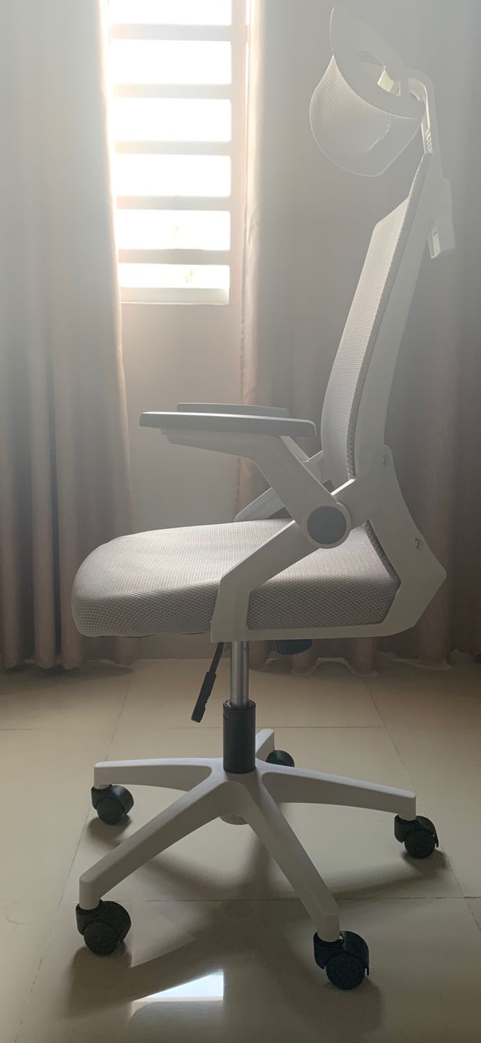 Sản phẩm đóng gói cẩn thận, nhận được các linh kiện đầy đủ, không trầy xước. Chất liệu thân ghế và lưới khá tốt, riêng đệm ngồi khá mỏng và mau lún. Thiết kế ghế đẹp, độ hoàn thiện ổn, các lỗ khoan để lắp ghép chính xác và đẹp. Tuy nhiên mặt ghế không được tốt lắm, dễ ngả về trước do phần đế hơi nhỏ, không cố định được hoàn toàn.