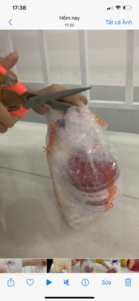 Bao bì lọ kem ủ sơ sài, ko có tem niêm phong, giao tới hở nắp đổ hết nửa lọ Bao bì lọ kem ủ sơ sài, ko có tem niêm phong, giao tới hở nắp đổ hết nửa lọ