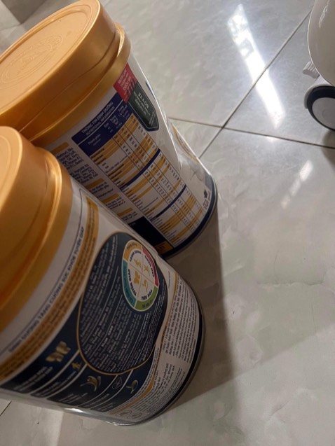 Mua 2 lần đều bị bẹp hộp. Thùng giấy nguyên vẹn, xốp nổ ko tụt. Nhà bán bảo do bên vận chuyển thì mh cũng ko tin. Mua về mà các mẹ bảo mua hộp bẹp cho rẻ khổ ghê