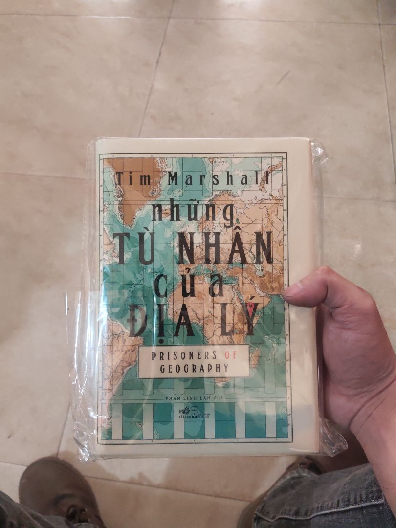 về chất lượng đóng gói hàng khá kém, sách đóng gói sơ sài và bị móp mép sách.
chất lượng bản in tốt, chất liệu giấy in nhẹ và không bị loá khi đọc.
Nội dung sách khá hấp dẫn. Khởi đầu từ yếu tố địa lý tác giả đã mang đến nhưng cái nhìn sâu sắc về địa chính trị của từng khu vực, từng quốc gia lớn trên thế giới. Giải thích và dự báo cho căn nguyên về các xung đột địa chính trị, lợi ích kinh tế của các cường quốc. Nói về tính vĩ mô thì sách mang đến một cái nhìn sâu sắc và tương đối đa chiều, xét trên góc độ vi mô sách cũng giúp ích cho người đọc thông qua đánh giá tình hình thế giới và khu vực kết hợp với các thông tin sẵn có  để làm cơ sở cho các quyết định đầu tư, mở rộng sản xuất, tìm kiếm thị trường....cho doanh nghiệp, hay đơn giản chỉ là quyết định đi du lịch của một cá nhân bất kỳ.
Đây là một cuốn sách đáng đọc.