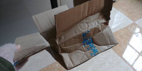 Đây là lần đầu mình phàn nàn về vấn đề đóng gói của Tiki. Khi mình nhận hàng, hộp đựng bị nát, méo. Bên trong ko có chống sốc cho sách nên góc sách bị gập. Tiki nên chấn chỉnh lại khâu đóng gói vì hàng mua của Tiki phần nhiều là sách, có người mua để tặng nên rất cần hàng được nguyên vẹn. Bù lại shipper Tiki nhiệt tình và trách nhiệm.