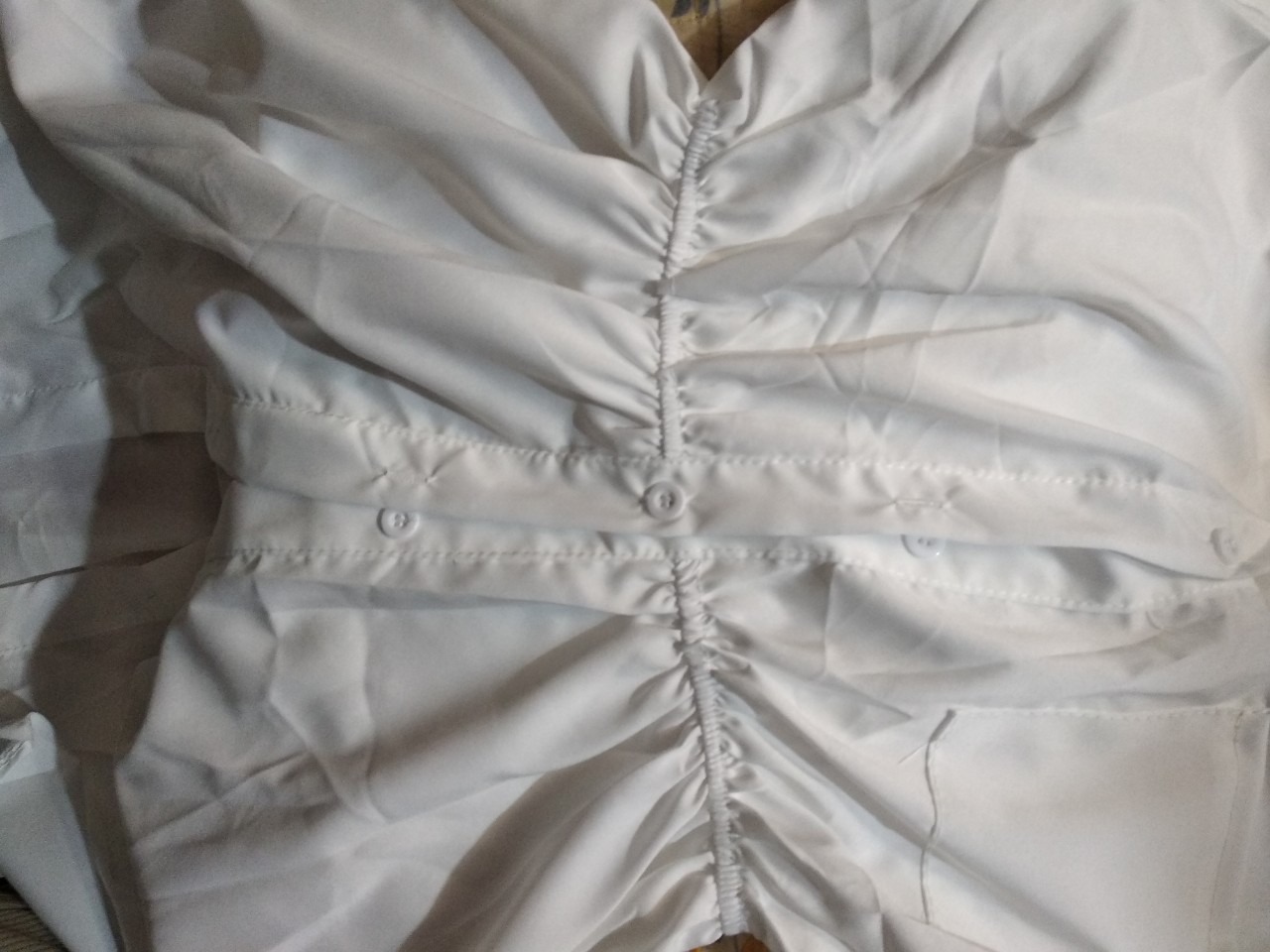 Vải trắng đẹp, kiểu dáng dễ thương. Đang ở cty chưa dám thử đồ, hi vọng hợp dáng m.